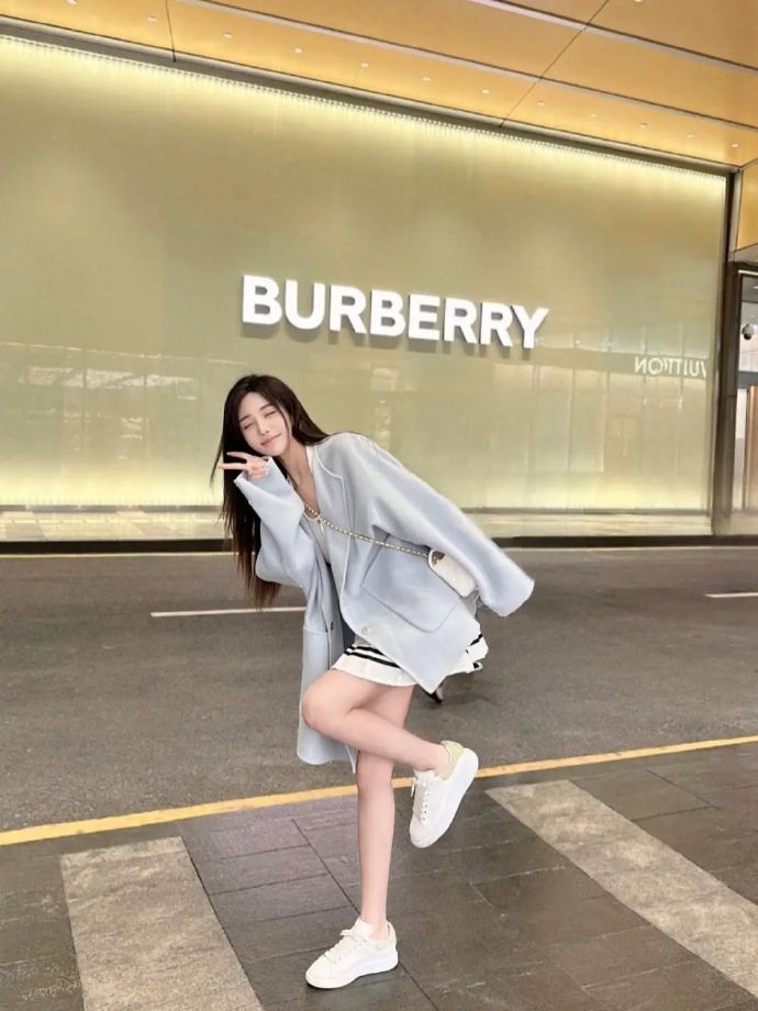 白莲花度假村 剧照