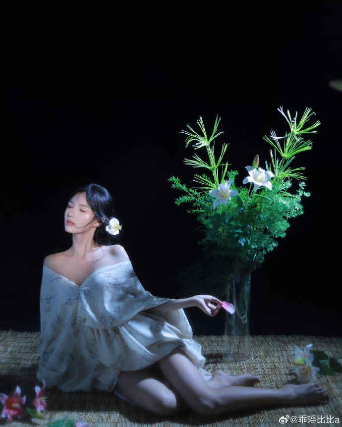白莲花度假村 封面