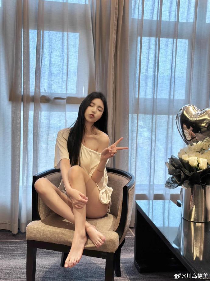 他是谁 封面