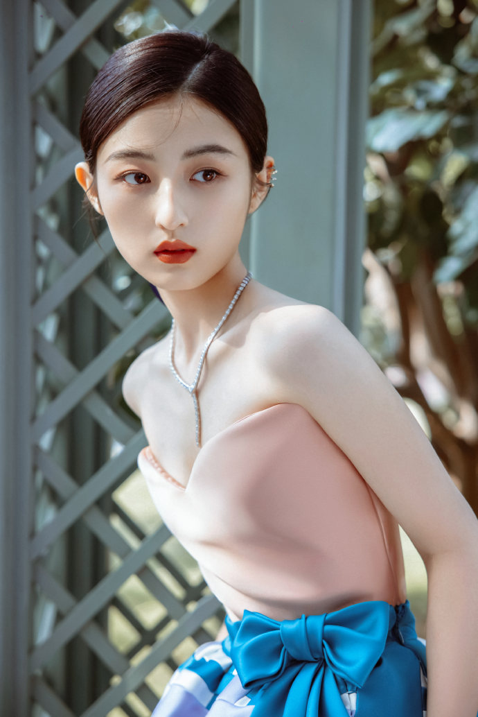 白莲花度假村 封面