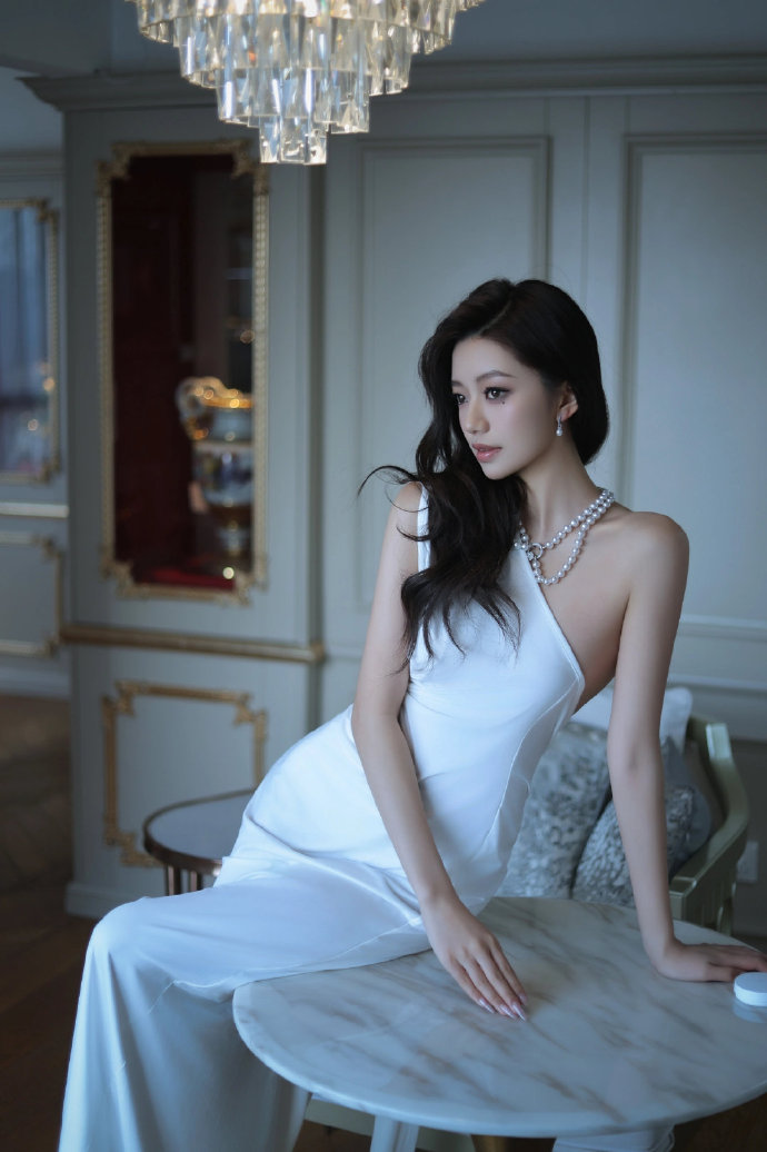 白莲花度假村 封面