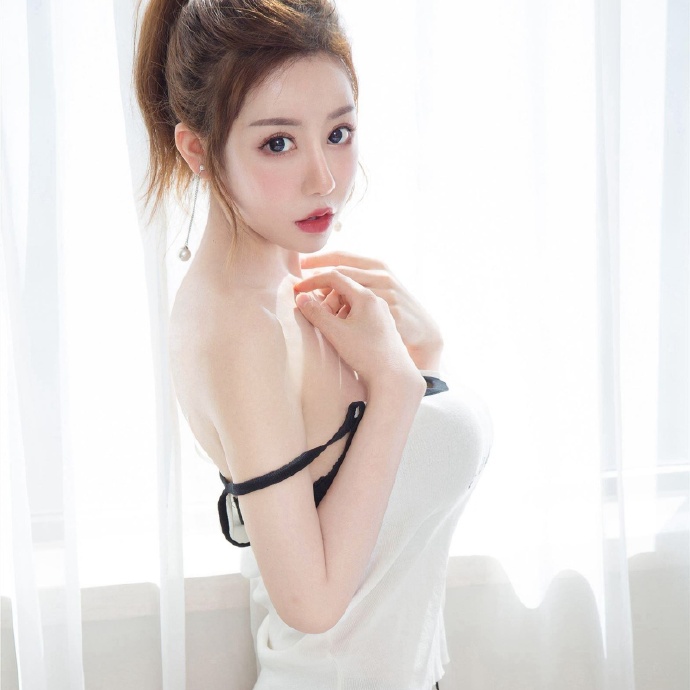 白莲花度假村 封面